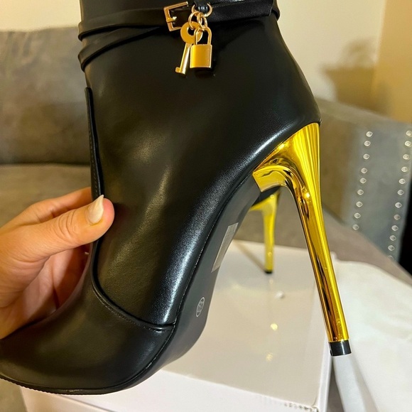 Elegant Black and Gold Heeled Boots with Pointed Toe - Picture 6 of 15